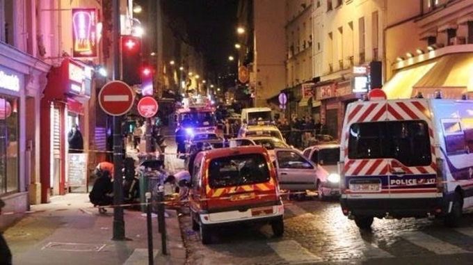 مقتل 160 شخصا في هجمات مسلحة في باريس وداعش تتبنى العمليات 